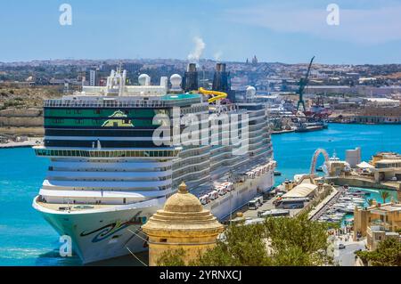 Vue depuis les jardins Upper Barrakka, vers le front de mer à Valetta, Malte Banque D'Images