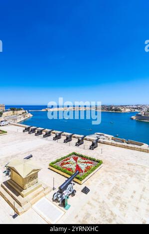 Vue depuis les jardins de la haute Barrakka, vers Forti Sant Anglu et offrant Église Philipp à la Valette, Malte Banque D'Images