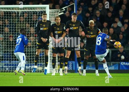 Ashley Young d'Everton (à droite) marque le premier but de son équipe lors d'un coup franc lors du match de premier League à Goodison Park, Liverpool. Date de la photo : mercredi 4 décembre 2024. Banque D'Images