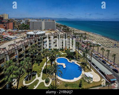 Vue de l'hôtel Meliá Costa del sol sur la piscine de l'hôtel et les complexes hôteliers et d'appartements sur la plage El Bajondillo, baie de Malaga en arrière-plan, Banque D'Images