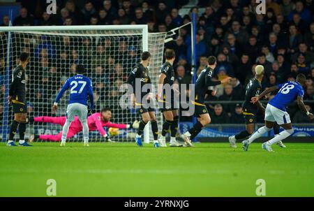 Ashley Young d'Everton (à droite) marque le premier but de son équipe lors d'un coup franc lors du match de premier League à Goodison Park, Liverpool. Date de la photo : mercredi 4 décembre 2024. Banque D'Images