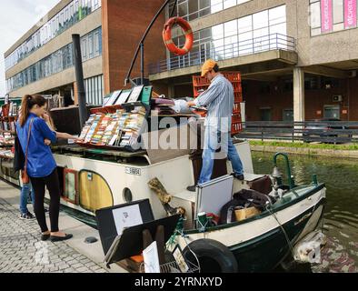 LONDRES, ANGLETERRE, Royaume-Uni - 5 MAI 2014 : les gens choisissent des livres à acheter à la librairie "Word on the Water", librairie sur la barge qui monte et descend Regents canal Banque D'Images