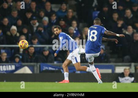 Liverpool, Royaume-Uni. 04th Dec, 2024. Ashley Young d'Everton tire et marque son équipe 1er but d'un coup franc. Premier League match, Everton contre Wolverhampton Wanderers au Goodison Park à Liverpool le mercredi 4 décembre 2024. Cette image ne peut être utilisée qu'à des fins éditoriales. Usage éditorial exclusif, photo de Chris Stading/Andrew Orchard photographie sportive/Alamy Live News crédit : Andrew Orchard photographie sportive/Alamy Live News Banque D'Images