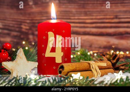 4 décembre 2024 : la bougie du quatrième Avent brûle pour le quatrième Avent. Une bougie rouge avec le numéro 4 devant les décorations de Noël. PHOTOMONTAGE *** vierte Adventskerze zum vierten Advent brennt. Eine rote Kerze mit der Zahl 4 vor weihnachtlicher Dekoration. FOTOMONTAGE Banque D'Images