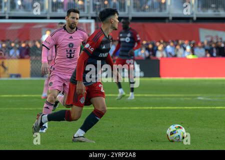 Toronto, ON, Canada - 5 octobre 2024 : Lionel Messi #10 de l'Inter Miami FC mute avec le ballon lors du match de la saison régulière de la MLS 2024 entre Toronto Banque D'Images