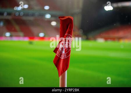 Pittodrie Stadium, Aberdeen, Royaume-Uni. 4 décembre 2024. Scottish Premiership Football, Aberdeen contre Celtic ; drapeau d'angle avec l'écusson Aberdeen crédit : action plus Sports/Alamy Live News Banque D'Images