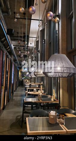 Décor de Noël exquis avec boules de Noël dans un restaurant. 23 décembre 2023. Berlin, Allemagne Banque D'Images