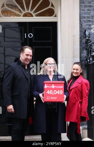 L'ancien gardien d'Arsenal & England David Seaman et sa femme Frankie Poultney livrant une pétition au n° 10 Downing Street pour la British Heart Foundation, Londres, Royaume-Uni Banque D'Images