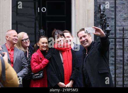 L'ancien gardien d'Arsenal & England David Seaman et sa femme Frankie Poultney livrant une pétition au n° 10 Downing Street pour la British Heart Foundation, Londres, Royaume-Uni Banque D'Images