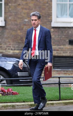 Ed Milliband, secrétaire d'État à la sécurité énergétique et au Net Zero, député Doncaster North, en remontant Downing Street jusqu'au 10, Westminster, Royaume-Uni Banque D'Images