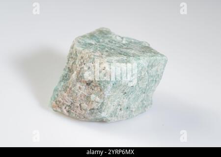 Pierre précieuse naturelle Amazonite affichant des nuances vertes et bleues vibrantes avec une texture unique. Banque D'Images