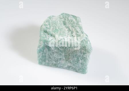 Pierre précieuse naturelle d'Amazonite sous forme brute affichant des veines et des textures bleu-vert uniques. Banque D'Images