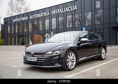 Vilnius, Lituanie - 10-11-2024 - Black Volkswagen Arteon sur le parking, séance photo à vendre Banque D'Images
