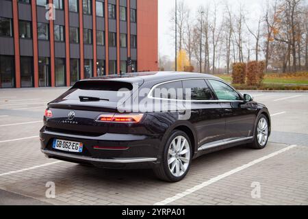 Vilnius, Lituanie - 10-11-2024 - Volkswagen Arteon sur le parking, vue arrière Banque D'Images