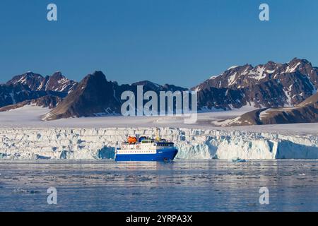 Navire de croisière MS Quest dans le fjord de Lilliehoeoek, Krossfjord, Svalbard, Norvège Banque D'Images