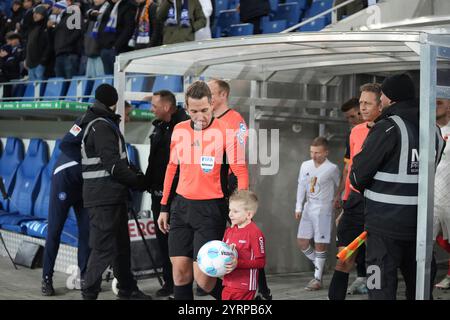 Karlsruhe, Deutschland. 04th Dec, 2024. Tobias Stieler (Schiedsrichter) beim Einlaufen mit Einlaufend DFB-Pokal : Karlsruher SC vs FC Augsburg, BBBank Wildpark, Mittwoch, 04.12.2024 crédit : dpa/Alamy Live News Banque D'Images