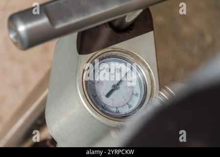 Manomètre d'une machine à air public pour cyclistes. Repos à zéro bar / psi. Banque D'Images