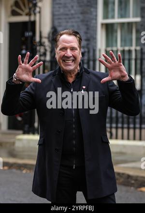 Londres, Royaume-Uni. 04th Dec, 2024. L'ancien gardien de but anglais David Seaman, accompagné de son épouse Frankie et de représentants de l'association caritative, remet une pétition au 10 Downing Street pour la British Heart Foundation. Seaman est un ambassadeur de célébrité pour la British Heart Foundation et a lui-même reçu un diagnostic de fibrillation auriculaire (battements cardiaques irréguliers) dans le passé. Crédit : Imageplotter/Alamy Live News Banque D'Images