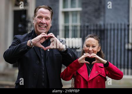 Londres, Royaume-Uni. 04th Dec, 2024. L'ancien gardien de but anglais David Seaman, accompagné de son épouse Frankie Poultney (photo) et de représentants de l'association caritative, dépose une pétition au 10 Downing Street pour la British Heart Foundation. Seaman est un ambassadeur de célébrité pour la British Heart Foundation et a lui-même reçu un diagnostic de fibrillation auriculaire (battements cardiaques irréguliers) dans le passé. Crédit : Imageplotter/Alamy Live News Banque D'Images