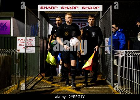 Leamington, Angleterre - 3 décembre 2024 : (nom) lors du match de Birmingham Senior Cup entre Leamington et Halesowen Town Banque D'Images