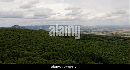 Zřícenina hradu Košťálov - ruines du château de České Středohoří / Košťálov - hauts plateaux du centre tchèque Banque D'Images