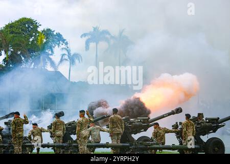 Fort Shafter, Hawaï, États-Unis. 8 novembre 2024. La Garde d'honneur tire des canons en salut lors de la cérémonie de changement de commandement de l'armée américaine Pacifique à l'Historic Palm Circle, Fort Shafter, Hawaii, 8 novembre 2024, honorant le génie Charles A. Flynn pour son service distingué alors qu'il se prépare à quitter l'USARPAC et à accueillir le génie Ronald P. Clark dans la famille USARPAC Ohana. (Crédit image : © U.S. Army/ZUMA Press Wire) USAGE ÉDITORIAL SEULEMENT! Non destiné à UN USAGE commercial ! Banque D'Images