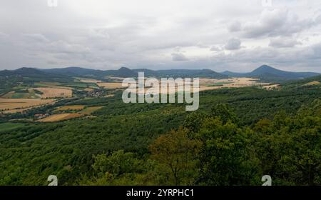 Zřícenina hradu Košťálov - ruines du château de České Středohoří / Košťálov - hauts plateaux du centre tchèque Banque D'Images