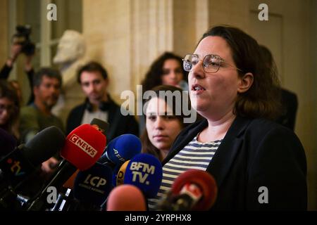 Députée française et présidente du groupe « Écologiste et social », Cyrielle Chatelain s’adresse à la presse avant une séance de débat et de vote sur deux motions de censure à l’Assemblée nationale à Paris, le 4 décembre 2024. Les motions de censure introduites par la coalition NFP du Nouveau Front populaire (Nouveau Front populaire) de gauche et le parti RN d'extrême droite du rassemblement National (rassemblement national) dans une impasse sur le budget d'austérité de 2025, qui a vu le premier ministre français faire adopter de force un projet de loi de financement de la sécurité sociale sans vote (article 49.3) le 2 décembre 2024. Photo de Firas Abdu Banque D'Images