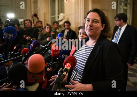 Députée française et présidente du groupe « Écologiste et social », Cyrielle Chatelain s’adresse à la presse avant une séance de débat et de vote sur deux motions de censure à l’Assemblée nationale à Paris, le 4 décembre 2024. Les motions de censure introduites par la coalition NFP du Nouveau Front populaire (Nouveau Front populaire) de gauche et le parti RN d'extrême droite du rassemblement National (rassemblement national) dans une impasse sur le budget d'austérité de 2025, qui a vu le premier ministre français faire adopter de force un projet de loi de financement de la sécurité sociale sans vote (article 49.3) le 2 décembre 2024. Photo de Firas Abdu Banque D'Images