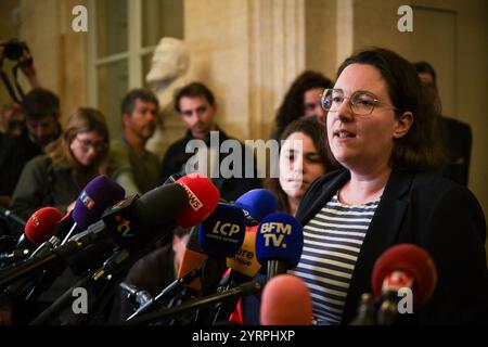 Députée française et présidente du groupe « Écologiste et social », Cyrielle Chatelain s’adresse à la presse avant une séance de débat et de vote sur deux motions de censure à l’Assemblée nationale à Paris, le 4 décembre 2024. Les motions de censure introduites par la coalition NFP du Nouveau Front populaire (Nouveau Front populaire) de gauche et le parti RN d'extrême droite du rassemblement National (rassemblement national) dans une impasse sur le budget d'austérité de 2025, qui a vu le premier ministre français faire adopter de force un projet de loi de financement de la sécurité sociale sans vote (article 49.3) le 2 décembre 2024. Photo de Firas Abdu Banque D'Images