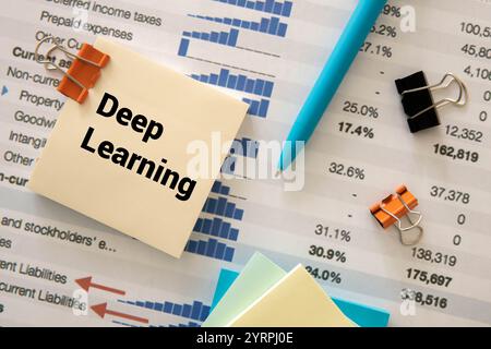 Le concept du business de l'information. Le texte de l'AUTOMATISATION DES AFFAIRES est écrit sur un autocollant violet sur un fond blanc. Banque D'Images