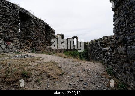 Zřícenina hradu Košťálov - ruines du château de České Středohoří / Košťálov - hauts plateaux du centre tchèque Banque D'Images