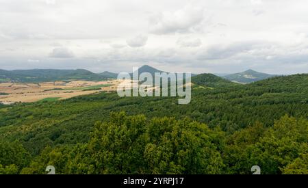 Zřícenina hradu Košťálov - ruines du château de České Středohoří / Košťálov - hauts plateaux du centre tchèque Banque D'Images