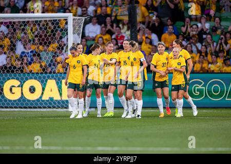 Melbourne, Australie, 4 décembre 2024. CommBank Matildas célèbre son deuxième but lors du match international amical féminin de football entre les femmes australiennes et les femmes du Taipei chinois à AAMI Park le 4 décembre 2024 à Melbourne, en Australie. Crédit : Santanu Banik/Speed Media/Alamy Live News Banque D'Images