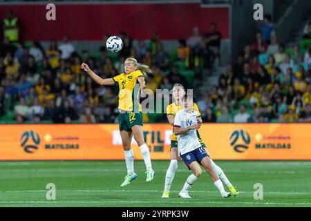 Melbourne, Australie, 4 décembre 2024. Charlotte Grant, de l'équipe australienne, se lance pour le ballon lors du match amical international féminin de football entre les australiennes et les femmes du Taipei chinois à AAMI Park le 4 décembre 2024 à Melbourne, en Australie. Crédit : Santanu Banik/Speed Media/Alamy Live News Banque D'Images