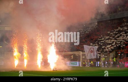 Pittodrie Stadium, Aberdeen, Royaume-Uni. 4 décembre 2024. Scottish Premiership Football, Aberdeen versus Celtic ; Aberdeen pyrotechniics Before the match Credit : action plus Sports/Alamy Live News Banque D'Images