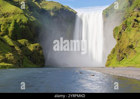 Skogafoss, cascade de 63m de haut, été, Islande Banque D'Images