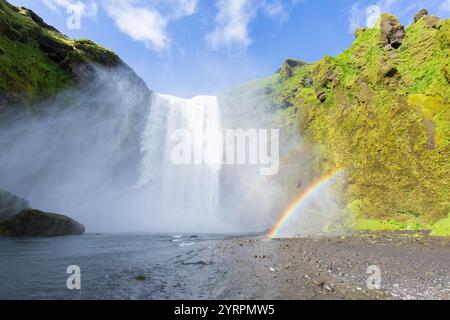 Skogafoss, cascade de 63m de haut, été, Islande Banque D'Images