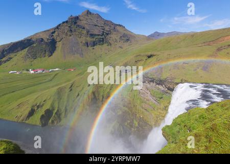 Skogafoss, cascade de 63m de haut, été, Islande Banque D'Images