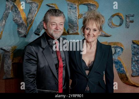 Londres, Royaume-Uni. 3 décembre 2024. Andy Serkis et Lorraine Ashbourne assistent à la première mondiale de « le Seigneur des anneaux : la guerre des Rohirrim » au cinéma Odeon luxe Leicester Square. L’anime original renvoie le public au monde épique donné vie à la trilogie « le Seigneur des anneaux », basée sur les livres vénérés de J.R.R. Tolkien. Crédit : Guy Corbishley/Alamy Live News Banque D'Images