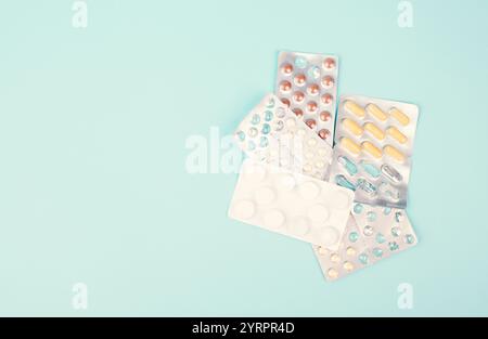 Pilules avec médicaments, dépendance aux suppléments et surdose, prescription de médicaments, comprimés de pharmacie, soins de santé et traitement Banque D'Images