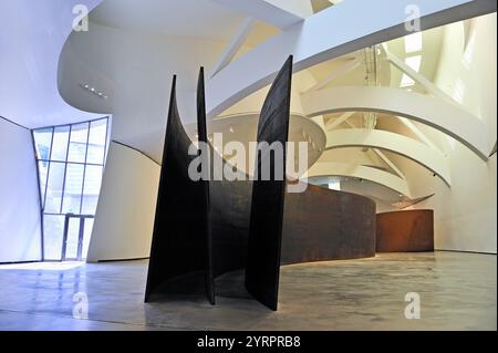'Snake, the Matter of Time' , sculpture en acier altérée de l'artiste Richard Serra, collection permanente du musée Guggenheim conçue par archi Banque D'Images