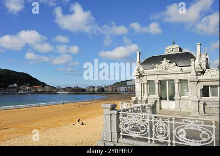 Bâtiment de thalassothérapie la Perla sur la plage de la Concha, Saint-Sébastien, golfe de Gascogne, province de Gipuzkoa, pays Basque, Espagne, Europe Banque D'Images