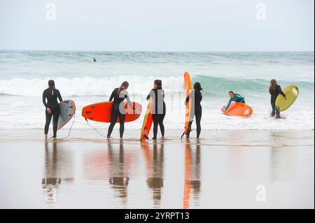 Cours de surf sur la plage de Zurriola, district de gros, Saint-Sébastien, golfe de Gascogne, province de Gipuzkoa, pays basque, Espagne, Europe Banque D'Images