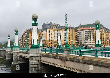 Pont Zurriola (ou Kursaal) à travers l'embouchure de la rivière Urumea, Saint-Sébastien, golfe de Gascogne, province de Gipuzkoa, pays Basque, Espagne, Europe Banque D'Images