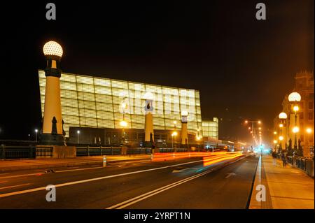 Pont Zurriola (ou Kursaal) à travers l'embouchure de la rivière Urumea, avec, en arrière-plan, le Centre des congrès Kursaal et l'Auditorium de l'architecte espagnol R Banque D'Images