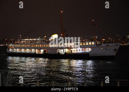 ISTANBUL, TURKIYE - 23 AVRIL 2024 : ferry transportant des personnes entre les côtés de la ville d'Istanbul Banque D'Images
