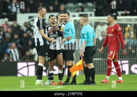 Newcastle, Royaume-Uni. 04th Dec, 2024. Dan Burn de Newcastle United et Bruno Guimarães de Newcastle United affrontent l'arbitre Andy Madley après qu'il ait tiré le coup de sifflet alors que Newcastle était en pause lors du match de premier League Newcastle United vs Liverpool au James' Park, Newcastle, Royaume-Uni, le 4 décembre 2024 (photo Mark Cosgrove/News images) à Newcastle, Royaume-Uni le 12/4/2024. (Photo de Mark Cosgrove/News images/SIPA USA) crédit : SIPA USA/Alamy Live News Banque D'Images