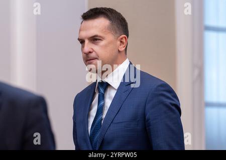 Varsovie, Pologne. 3 décembre 2024. Adam Szlapka, ministre de l'Union européenne, est photographié avant une réunion du cabinet avec le premier ministre polonais Donald Tusk et la secrétaire générale du Conseil de l'Union européenne (UE) Therese Blanchet (pas en vue). Une réunion a eu lieu entre la secrétaire générale du Conseil de l'Union européenne, Thérèse Blanchet, et des membres du gouvernement polonais. La discussion a porté sur les préparatifs de la présidence polonaise de six mois du Conseil de l'UE, qui doit commencer le 1er janvier 2025. Le premier ministre Donald Tusk a présenté les principales priorités et les principaux défis à relever à cet égard Banque D'Images