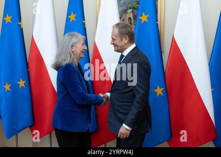 Varsovie, Pologne. 3 décembre 2024. Le premier ministre polonais Donald Tusk accueille la secrétaire générale du Conseil de l'Union européenne (UE) Therese Blanchet. Une réunion a eu lieu entre la secrétaire générale du Conseil de l'Union européenne, Thérèse Blanchet, et des membres du gouvernement polonais. La discussion a porté sur les préparatifs de la présidence polonaise de six mois du Conseil de l'UE, qui doit commencer le 1er janvier 2025. Le premier ministre Donald Tusk a présenté les priorités et les défis clés pour ce mandat, soulignant la sécurité comme thème central. Cette présidence marque la deuxième fois la Pologne Banque D'Images